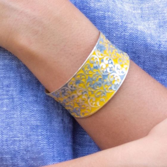 A yellow and blue bracelet